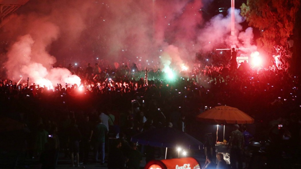 Υποδοχή ηρώων από τους φίλους του Παναθηναϊκού στους πρωταθλητές (BINTEO)