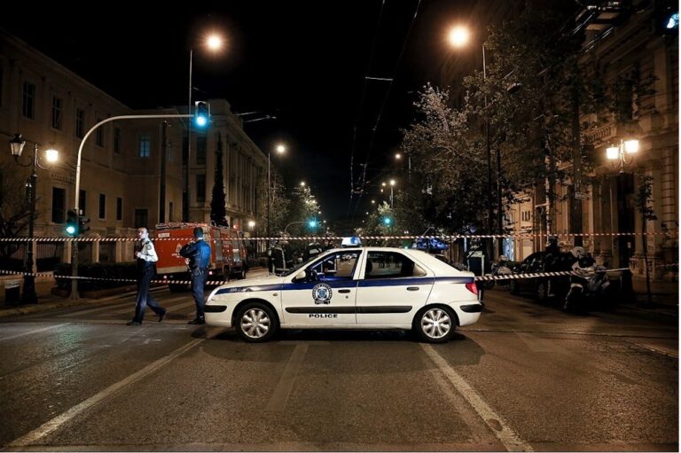 Μέλη του Ρουβίκωνα πέταξαν φυλλάδια έξω από το σπίτι του Κ.Μητσοτάκη