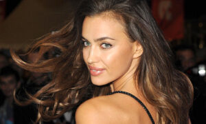 Η πανέμορφη Irina Shayk ποζάρει μέσα σε κοτέτσι παρέα με τι άλλο από… κότες!