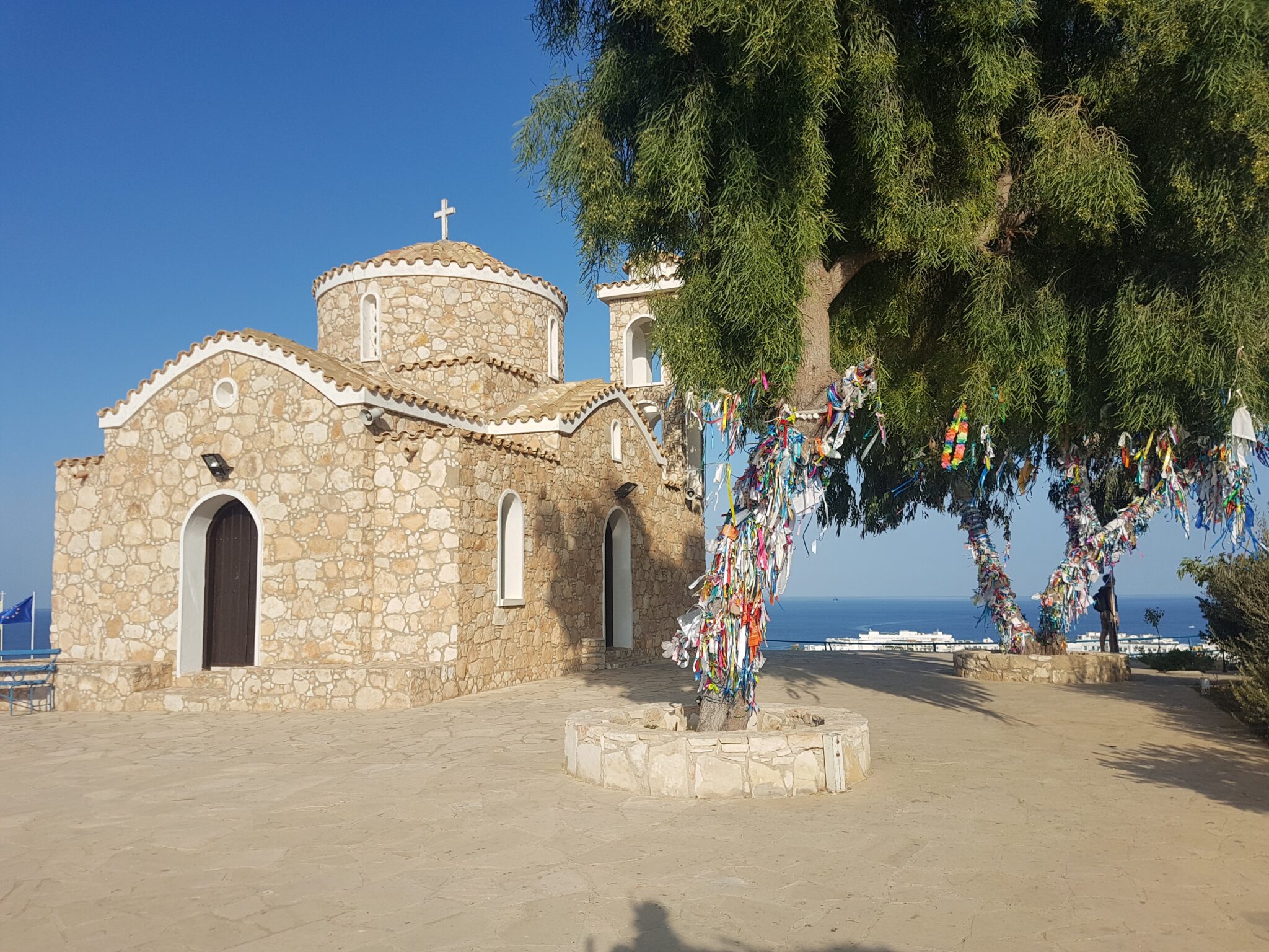 Το μυστήριο με τις χιλιάδες κορδέλες στον Προφήτη Ηλία του Πρωταρά (ΦΩΤΟ)