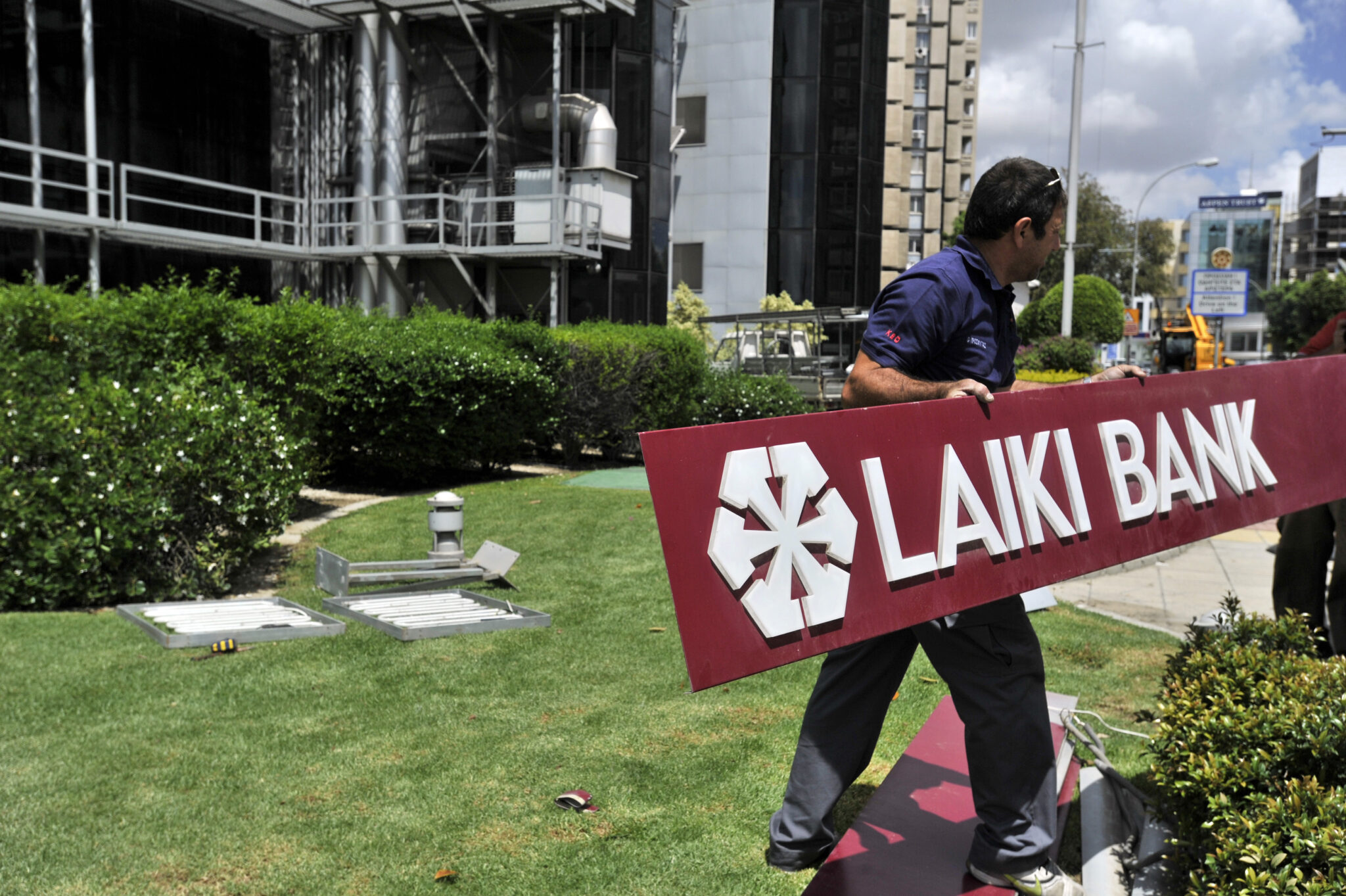 Νέοι σχεδιασμοί κυβέρνησης για ανακούφιση κουρεμένων και αξιογράφων (ΒΙΝΤΕΟ)