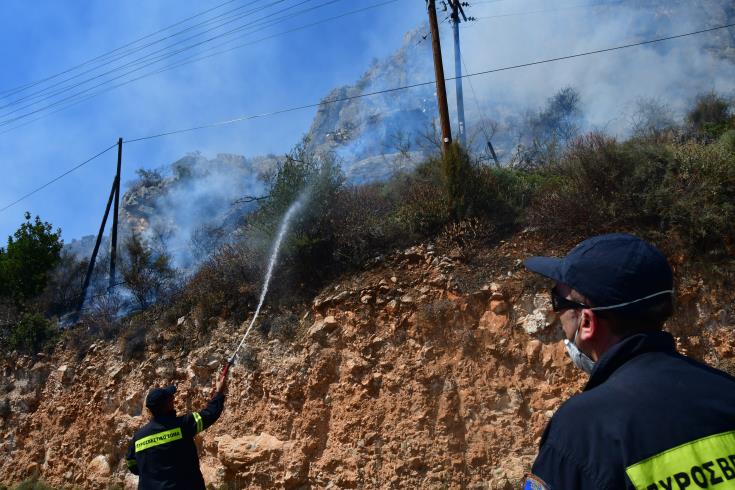 Πυρκαγιά σε δύσβατη περιοχή στην Πάνω Ακουρδάλεια