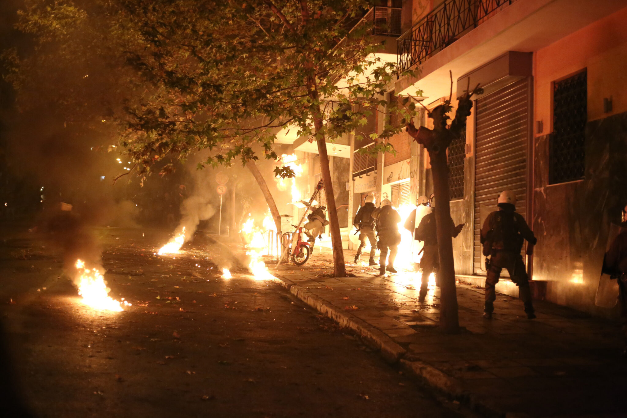 Δύο συλλήψεις στη Θεσσαλονίκη για τα επεισόδια μετά τις εκδηλώσεις (ΦΩΤΟ)