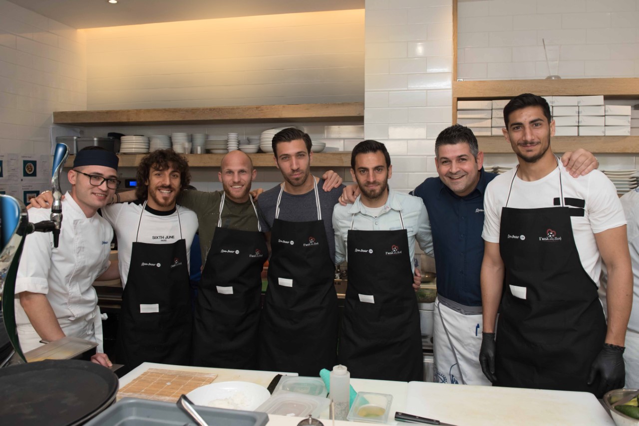 Κύπριοι ποδοσφαιριστές έπιασαν δουλειά σε εστιατόριο για… καλό σκοπό (ΦΩΤΟ)