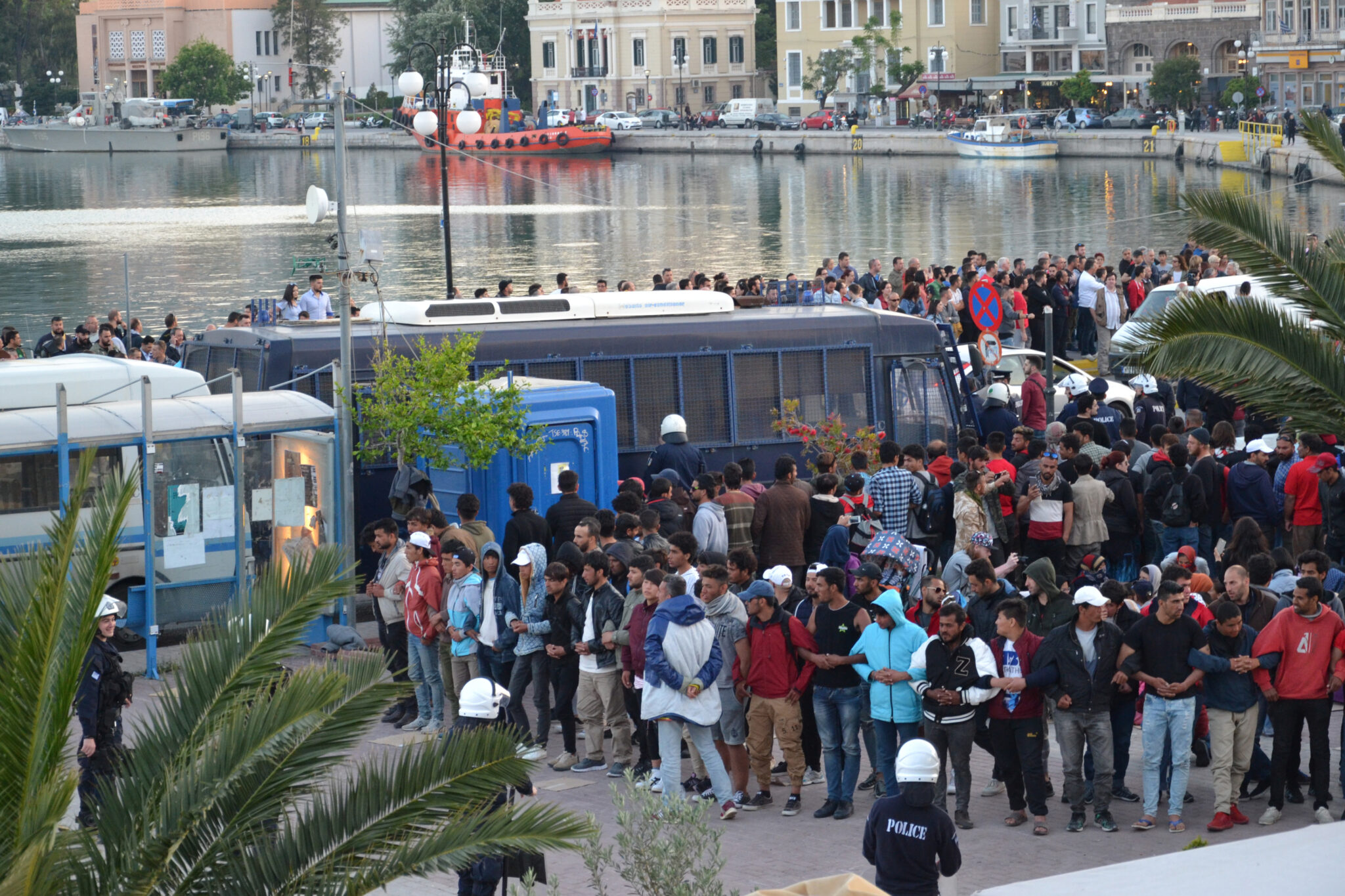 Μυτιλήνη: Ακροδεξιοί πέταξαν κροτίδες και φωτοβολίδες σε αλλοδαπούς (ΦΩΤΟ)