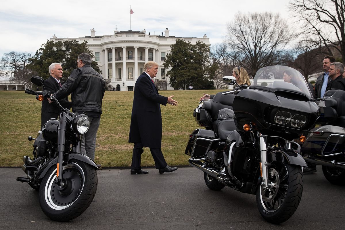 Δριμεία επίθεση στην Harley-Davidson εξαπέλυσε ο Τραμπ