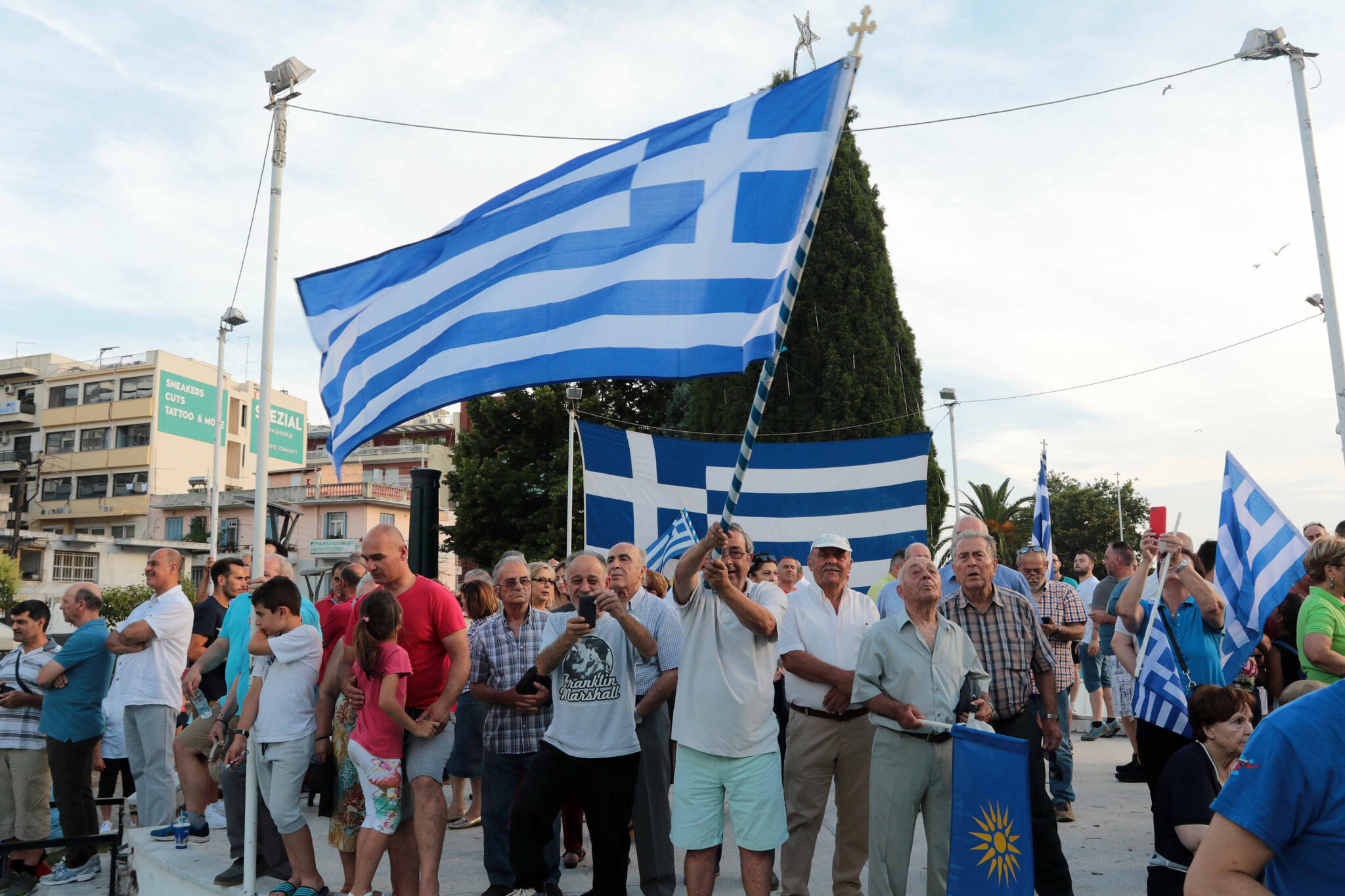 Συλλαλητήρια σε πόλεις της Μακεδονίας για το ονοματολογικό της ΠΓΔΜ (ΦΩΤΟ)