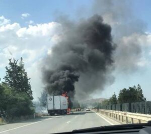 Στις φλόγες φορτηγό στον αυτοκινητόδρομο Λεμεσού-Λευκωσίας (ΦΩΤΟ&ΒΙΝΤΕΟ)