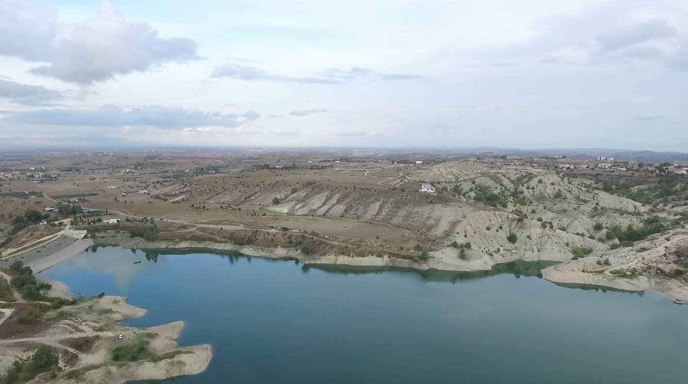 Στιγμές αγωνίες για οδηγό που παγιδεύτηκε στο όχημα του στο φράγμα Ταμασσού