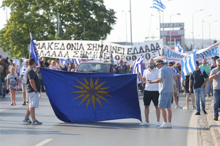 Σε κλοιό διαδηλωτών ο Αλέξης Τσίπρας στη Θεσσαλονίκη