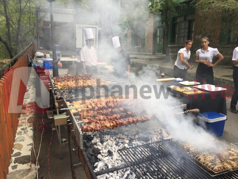 Άναψαν τα μαγκάλια στην προεδρική κατοικία στο Τρόοδος (ΦΩΤΟ)