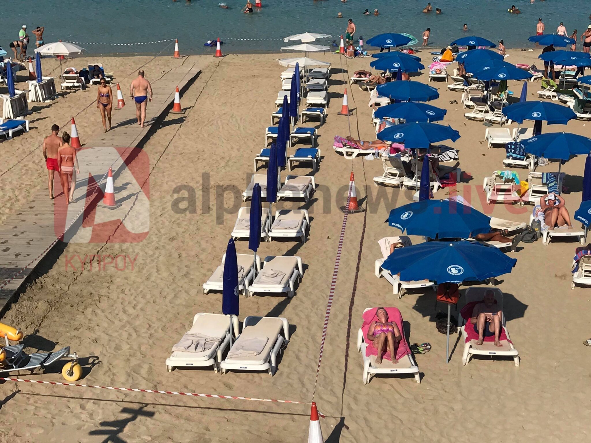 Έτοιμα τα κρεβατάκια στην παραλία του Fig Tree Bay για τον Ινδό Πρόεδρο (ΦΩΤΟ)