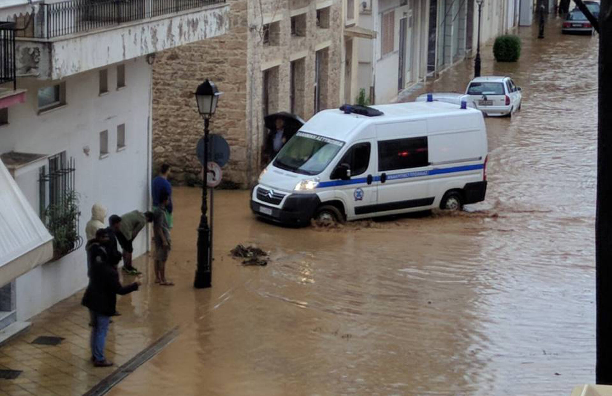 Συνεχίζει να πλήττει την Ελλάδα ο κυκλώνας Ζορμπάς (ΒΙΝΤΕΟ&ΦΩΤΟ)