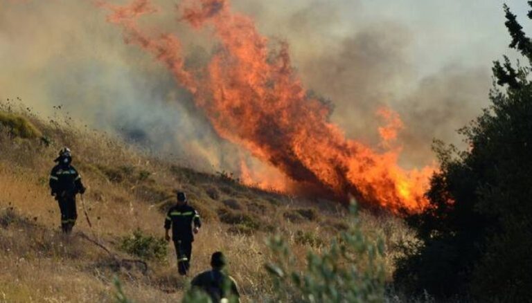 Μαίνεται πυρκαγιά στη νεκρή ζώνη στον Αστρομερίτη