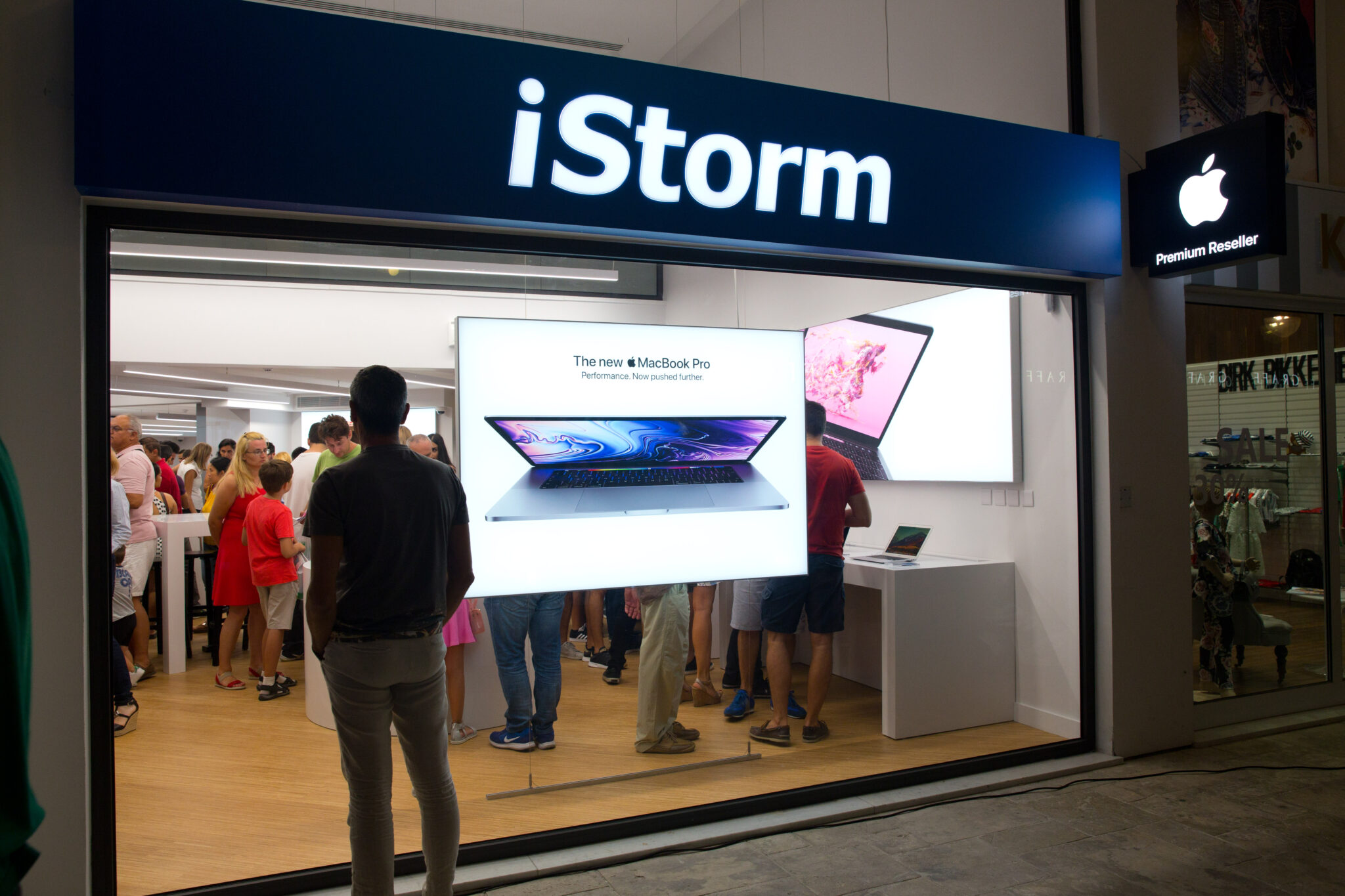 Η iStorm άνοιξε το νέο της κατάστημα με προϊόντα Apple στη Μαρίνα Λεμεσού