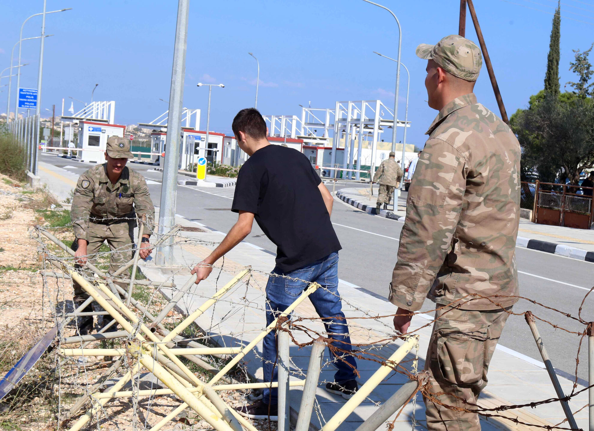 Σε δύο μήνες η μόνιμη υποδομή στα οδοφράγματα Δερύνειας και Απλικίου