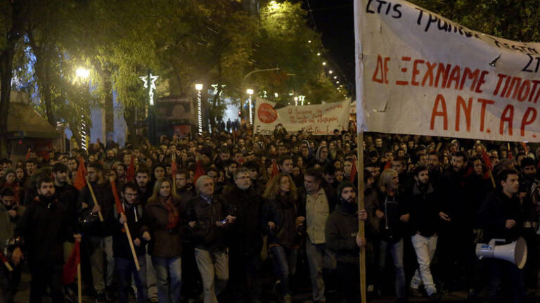 Επεισόδια και οδοφράγματα στο κέντρο της Αθήνας στη πορεία μνήμης Αλέξη