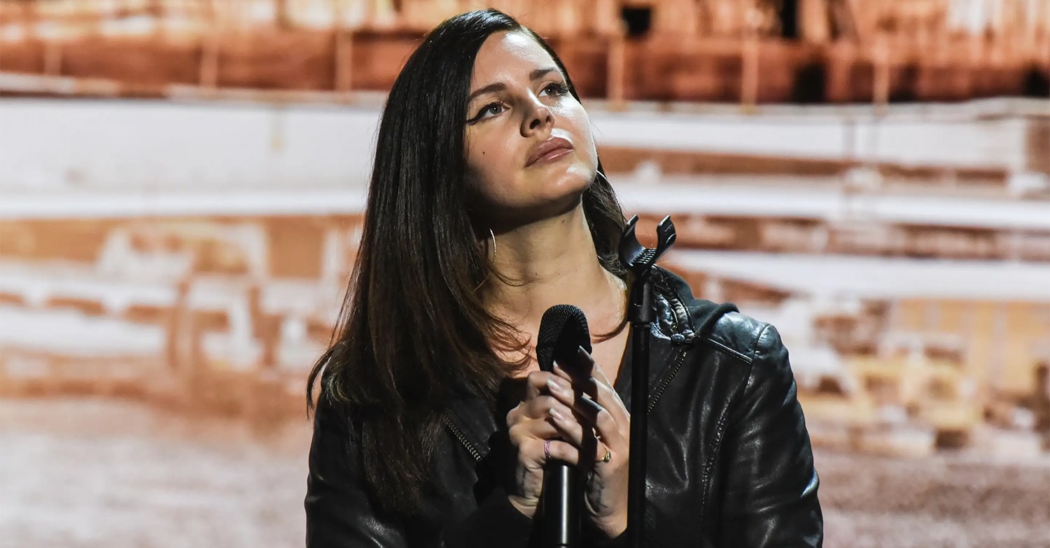 H Lana Del Ray έγινε… ποιήτρια! Όλες οι λεπτομέρειες