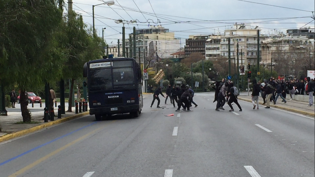 Κουκουλοφόροι επιτέθηκαν με σφυριά και λοστούς σε κλούβα της ΜΑΤ