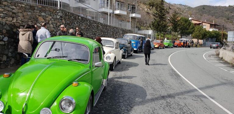 Με πολύχρωμους σκαραβαίους και λεωφορεία χίπις γέμισαν oι δρόμοι του Παλαιχωρίου