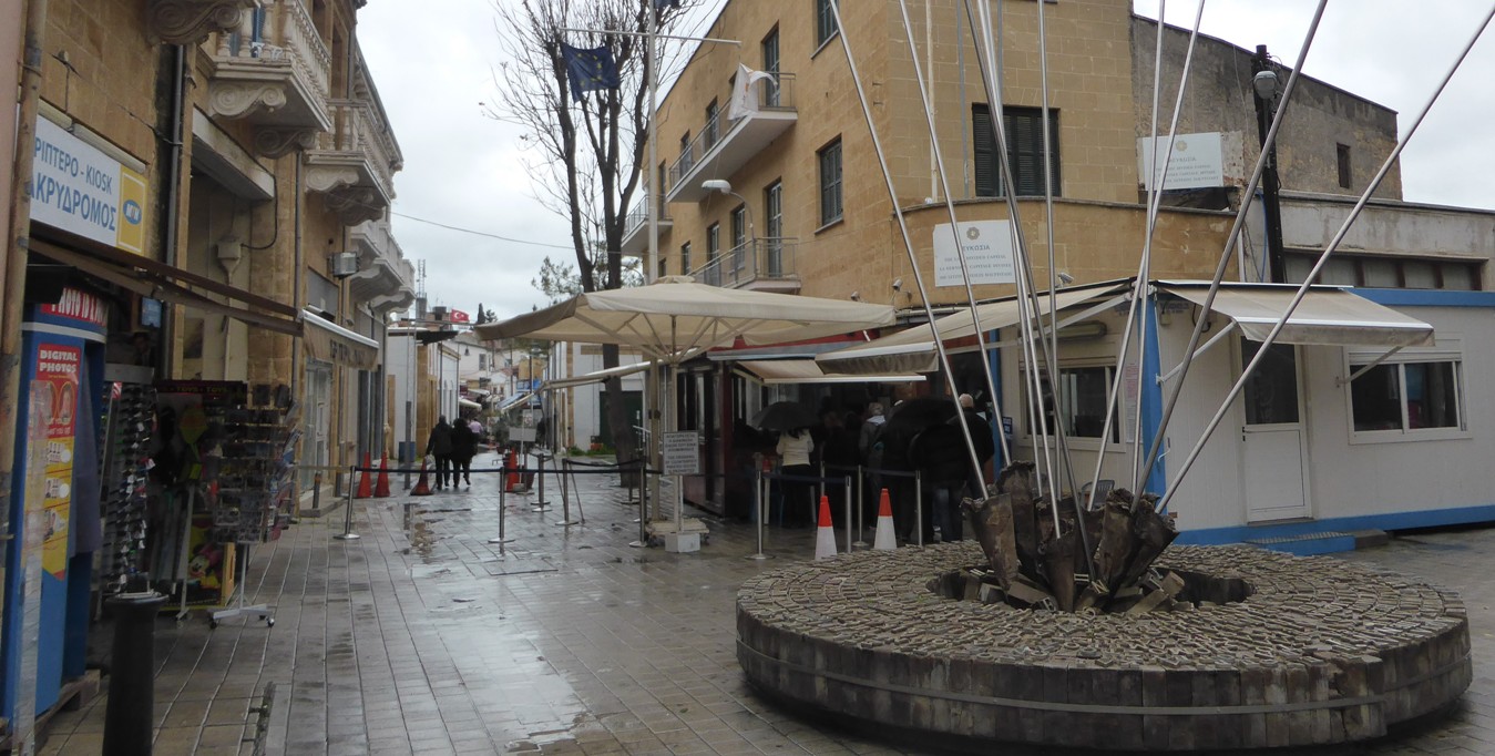 Πέρασε το οδόφραγμα της οδού Λήδρας με τραύματα στο πρόσωπο