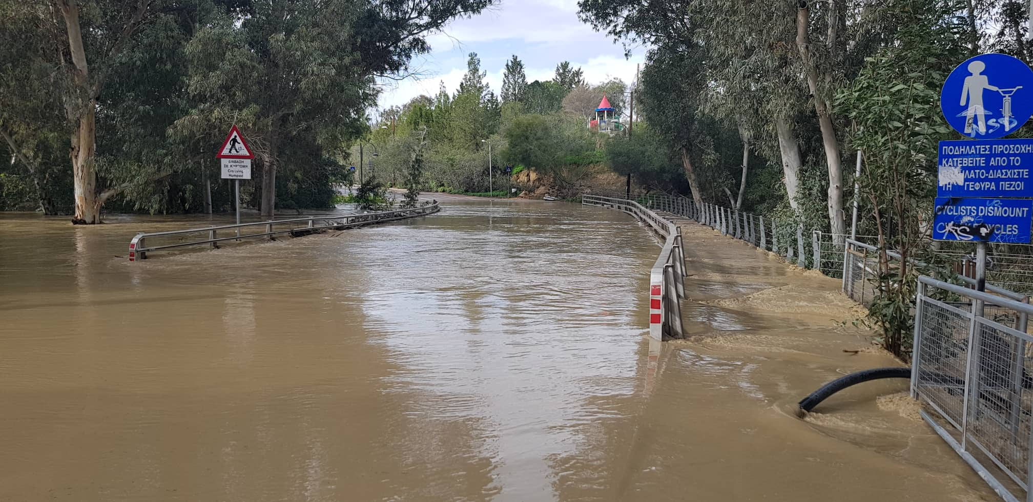 Κλειστοί και επικίνδυνοι δρόμοι λόγω υπερχείλισης ποταμών και κατολισθήσεων