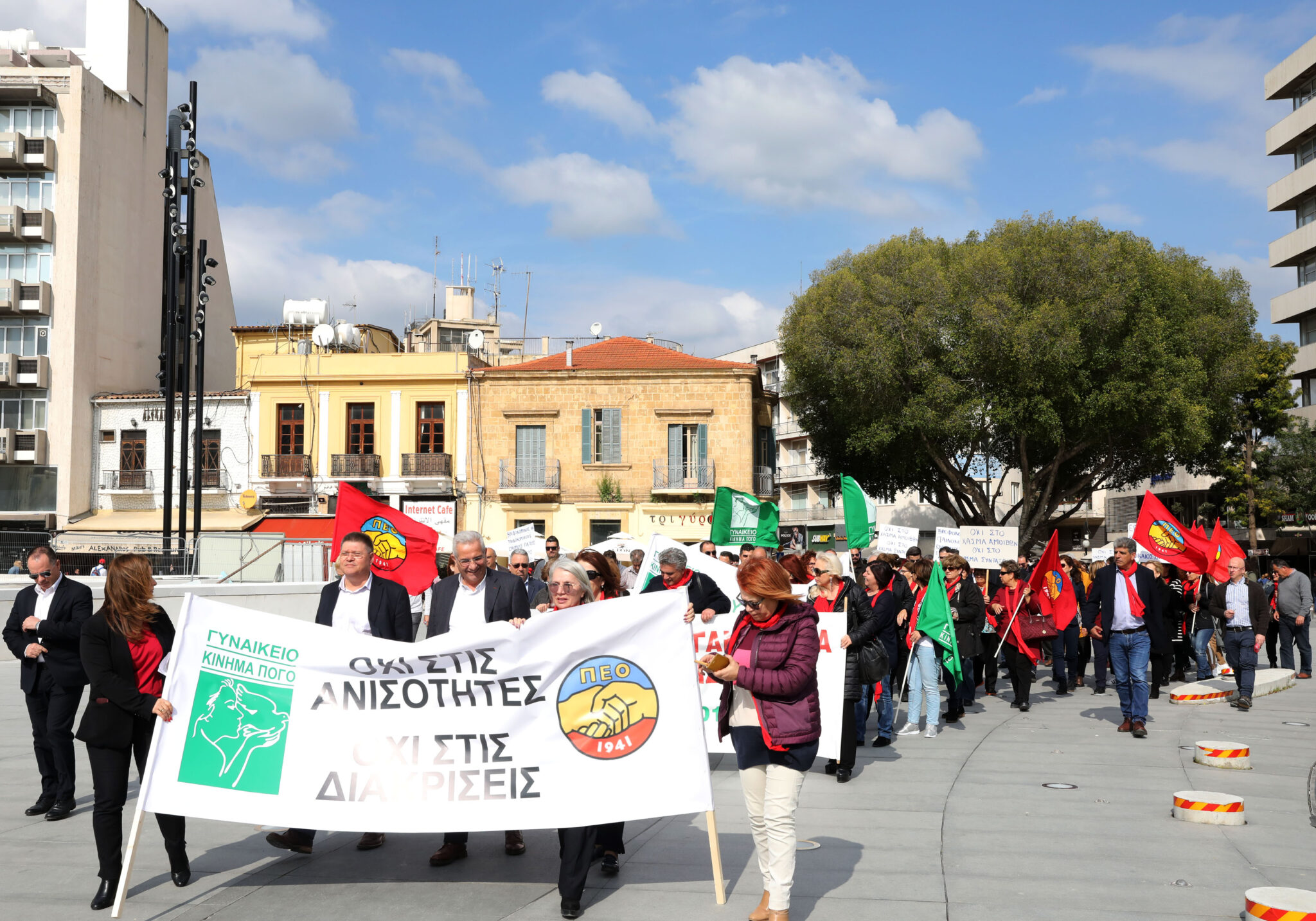 Με σύνθημα "Όχι στις ανισότητες, όχι στις διακρίσεις" η πορεία για τις γυναίκες