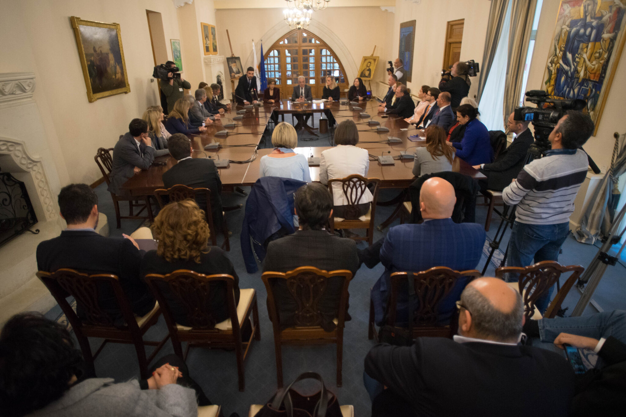 Για Κυπριακό, ενέργεια και οικονομία ενημερώθηκαν διπλωμάτες από τον Προδρόμου