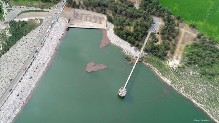 Η υπερχείλιση ποταμών σε Λεμεσό και Πάφο έκλεισε δρόμους