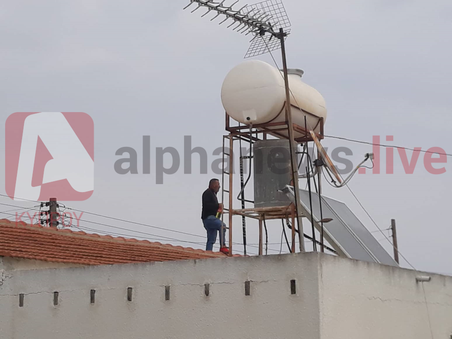 Αρνείται να εγκαταλείψει το σπίτι ο άνδρας που απειλούσε να αυτοπυρποληθεί