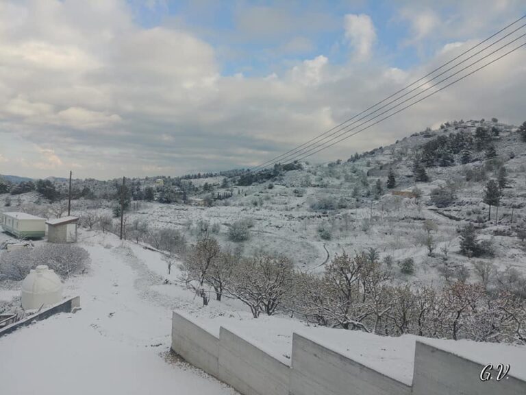 Κατάλευκο τοπίο στα ορεινά και…βαρυχειμωνιά τέλη Απριλίου (ΦΩΤΟ)