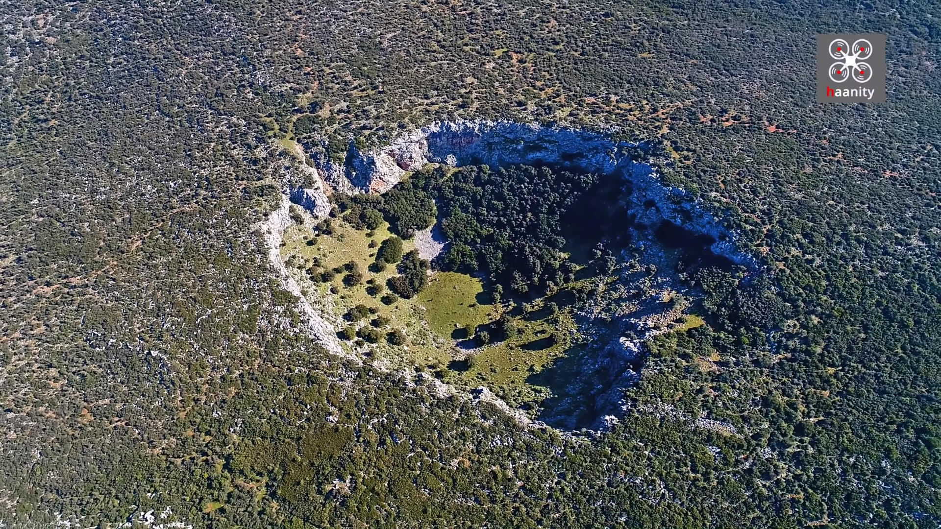 O τεράστιος μυστηριώδης κρατήρας στη Βοιωτία (BINTEO)