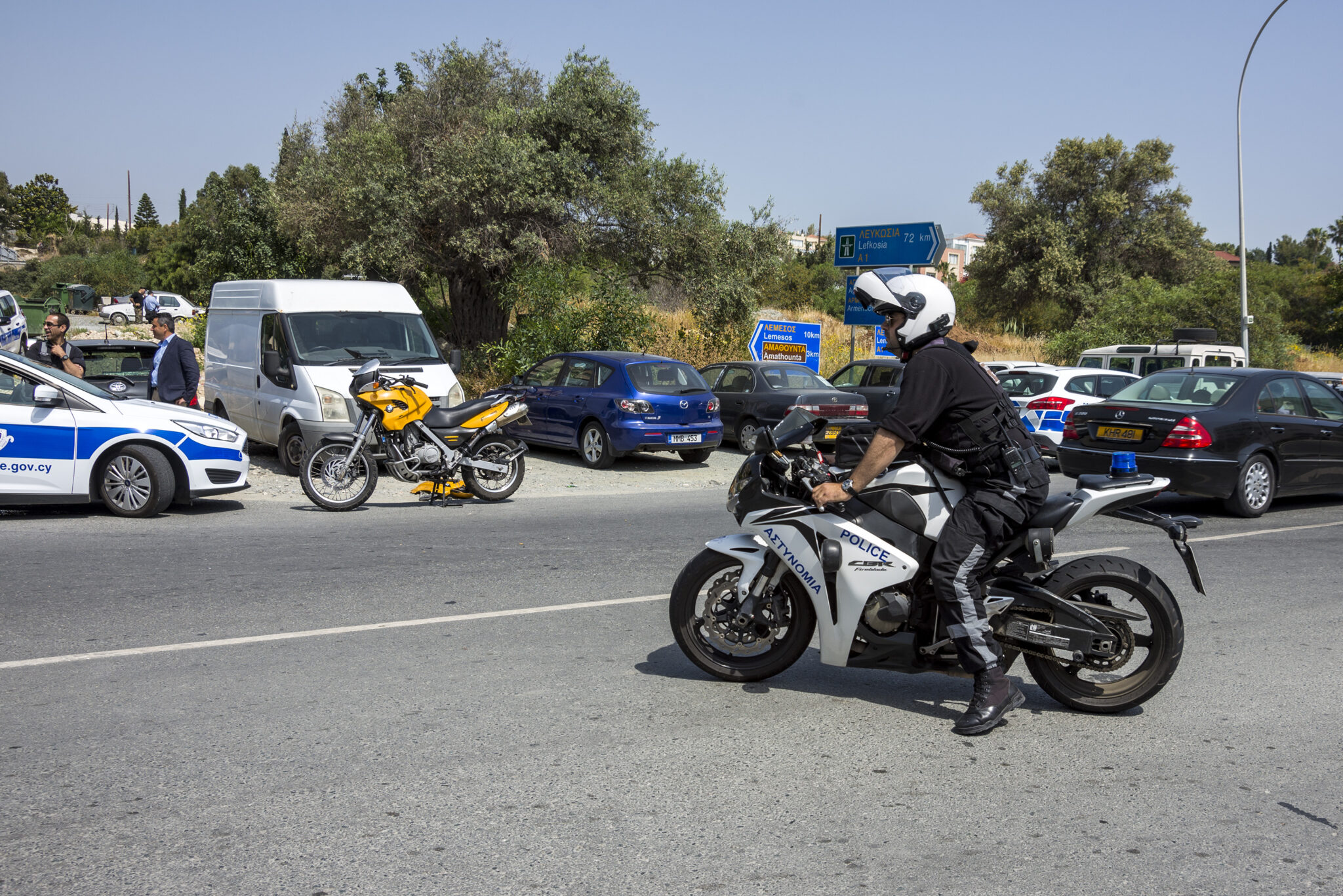 73χρονος που οδηγούσε με μαθητική άδεια επιτέθηκε σε αστυνομικό