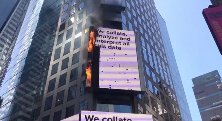 Τυλίχθηκε στις φλόγες γιγαντοοθόνη στην Times Square (ΒΙΝΤΕΟ)