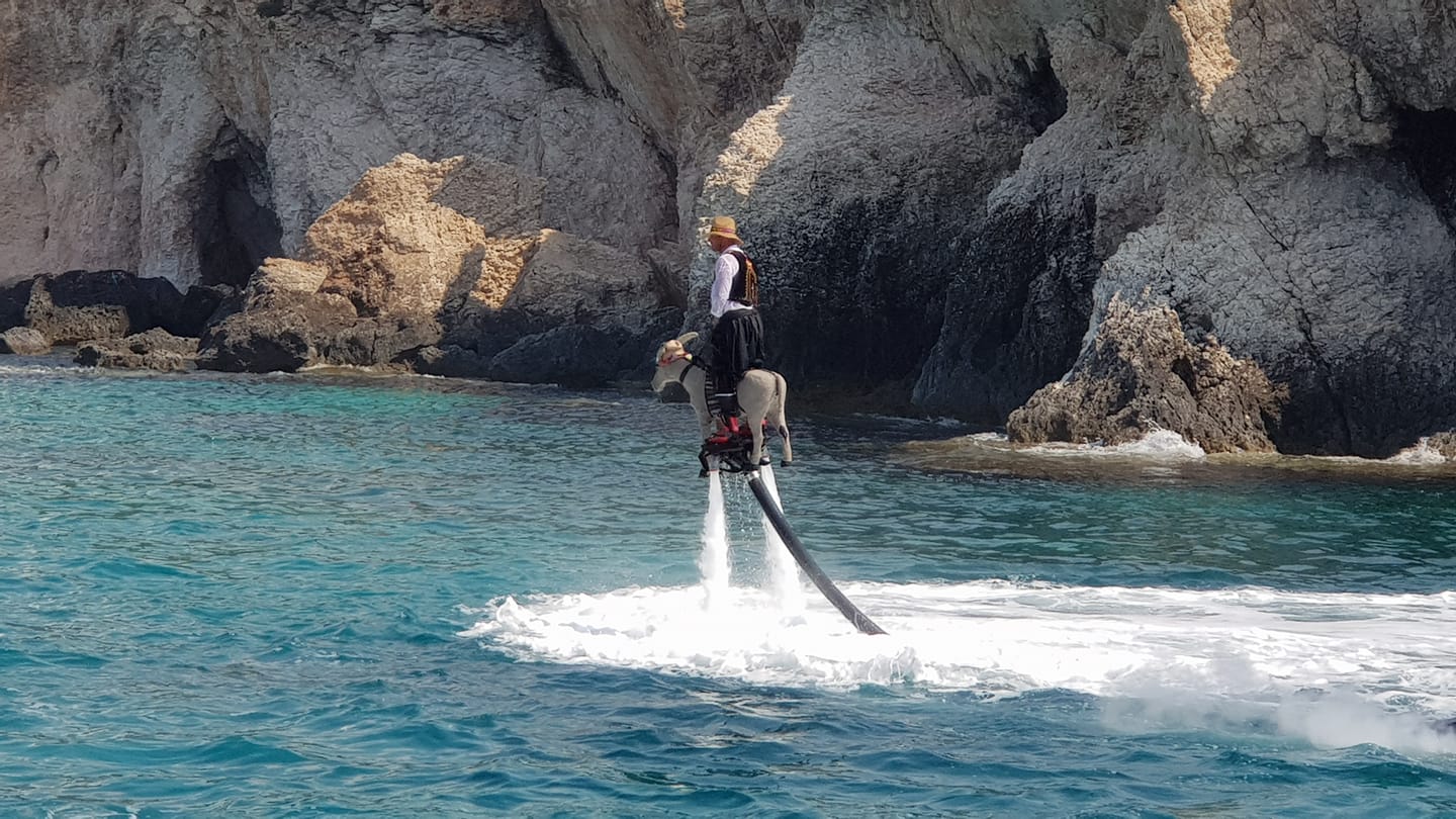 Βρακάς κάνει flyboard πάνω σε γαϊδουράκι στην Αγία Νάπα (ΒΙΝΤΕΟ&ΦΩΤΟ)