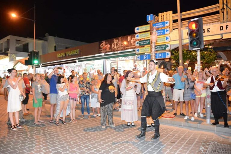 "Flash mob" αλά κυπριακά με βρακάδες στην Αγία Νάπα (ΦΩΤΟ)