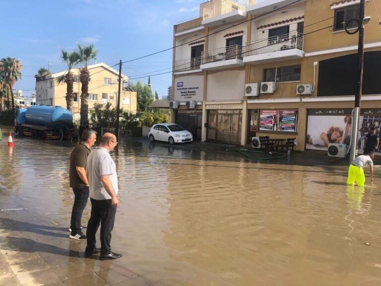 Έπιασαν δουλειά τα συνεργεία του Δήμου Λάρνακας μετά τις πλημμύρες (ΒΙΝΤΕΟ)