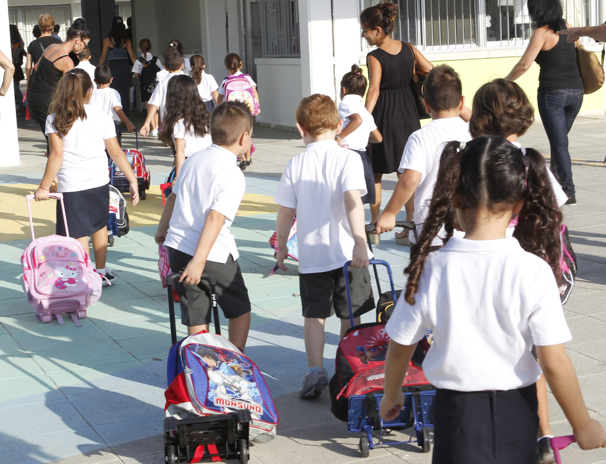 900 άποροι μαθητές πήραν σχολικά είδη μέσω εκστρατείας εθελοντών