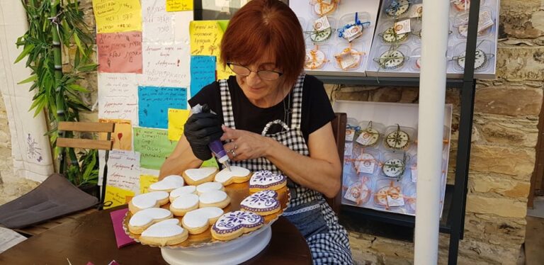 Όλη η τέχνη του λευκαρίτικου κεντήματος σε ένα… μπισκότο! (ΦΩΤΟ)