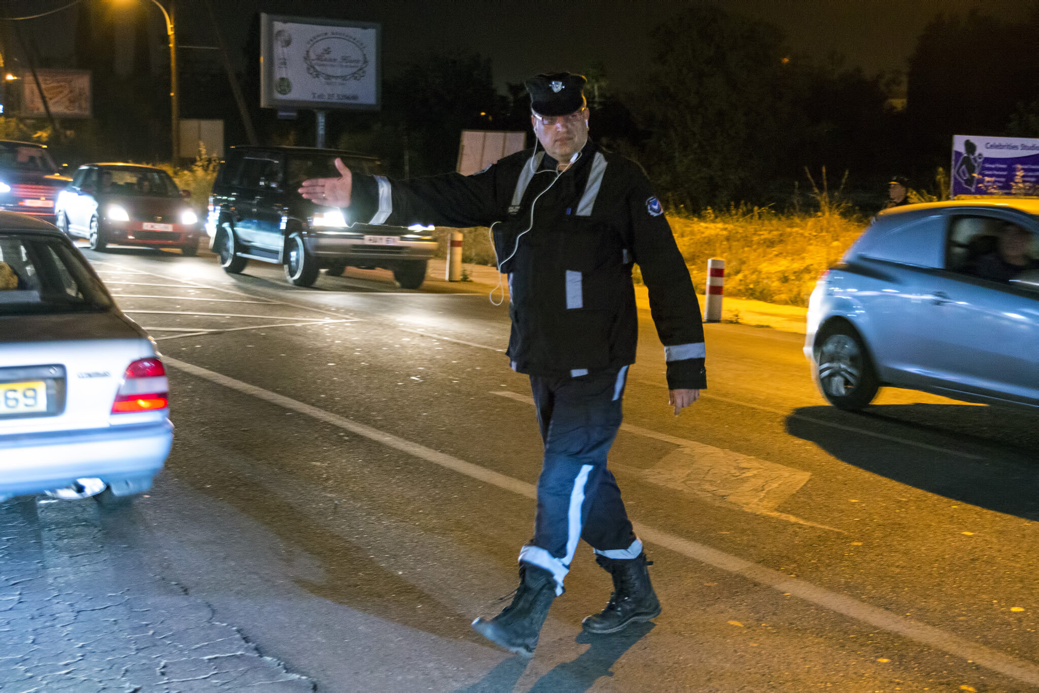 Τον ανέκοψαν για έλεγχο και παρέδωσε στους αστυνομικούς .. ναρκωτικά