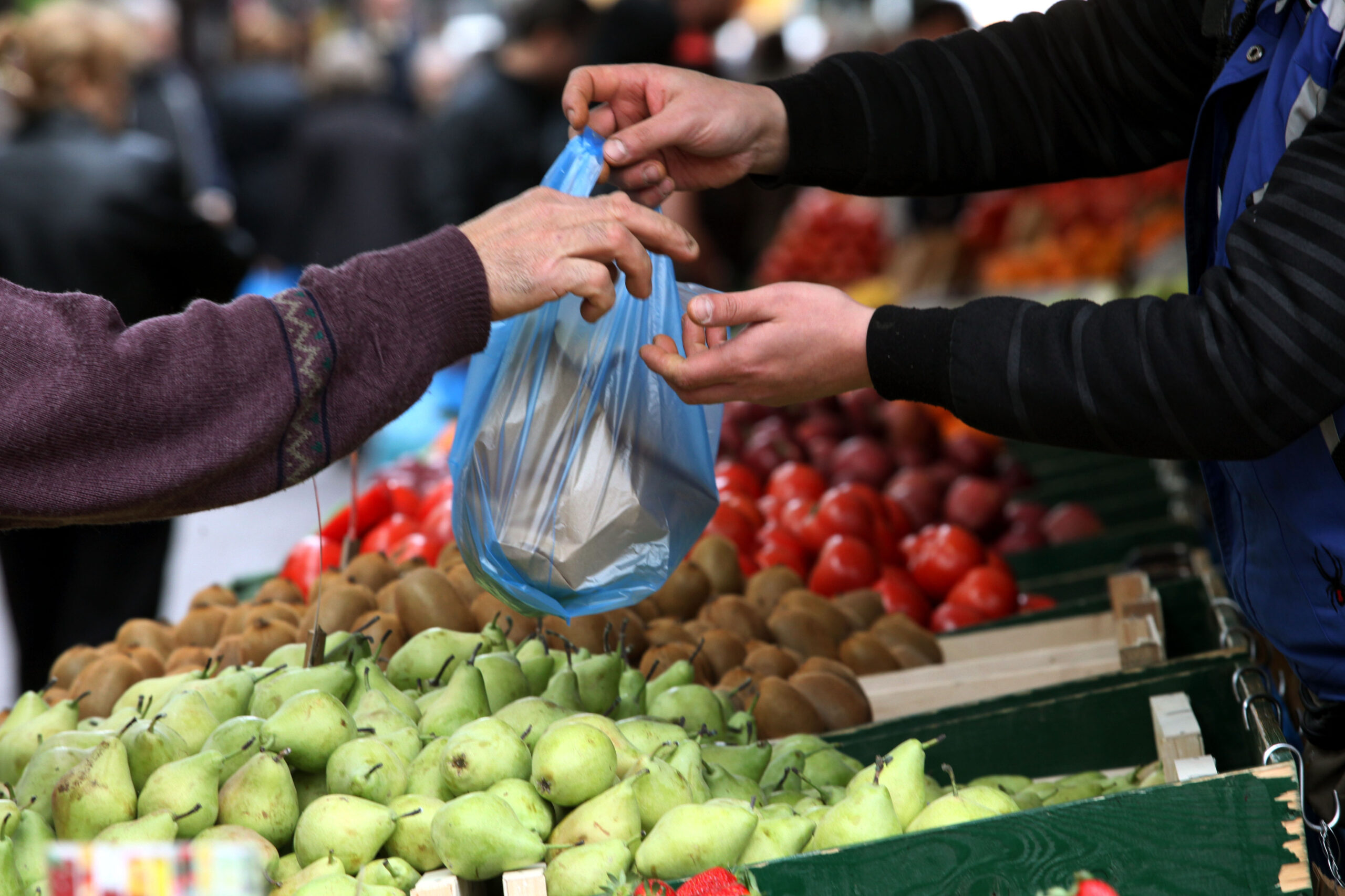 Πιο ακριβά τα λαχανικά, τα ψάρια και το κρέας τον Δεκέμβρη, έπεσαν οι τιμές σε λάδι και κουλούρια