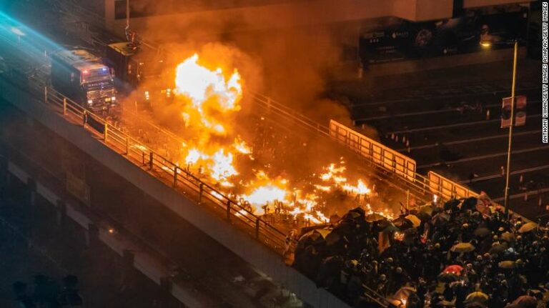 Χάος στο Χονγκ Κονγκ με μολότοφ και κατάληψη Πανεπιστημίου (ΒΙΝΤΕΟ+ΦΩΤΟ)