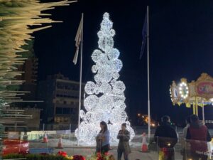 Άναψαν τα φώτα στην Πλατεία Ελευθερίας και "μύρισε"…Χριστούγεννα(ΒΙΝΤΕΟ)