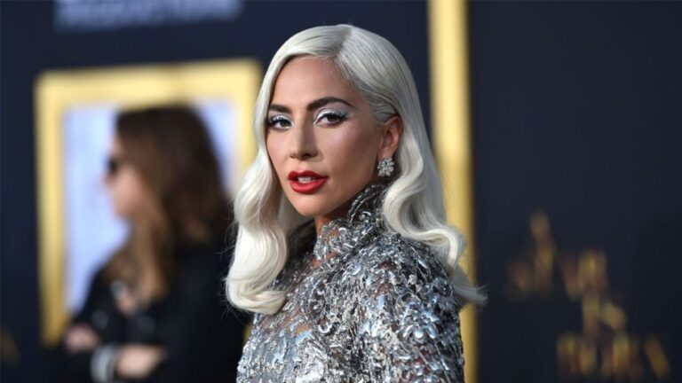 Τα "καυτά" φιλιά της… Lady Gaga και ο sexy μυστηριώδης σύντροφός της(ΦΩΤΟ)