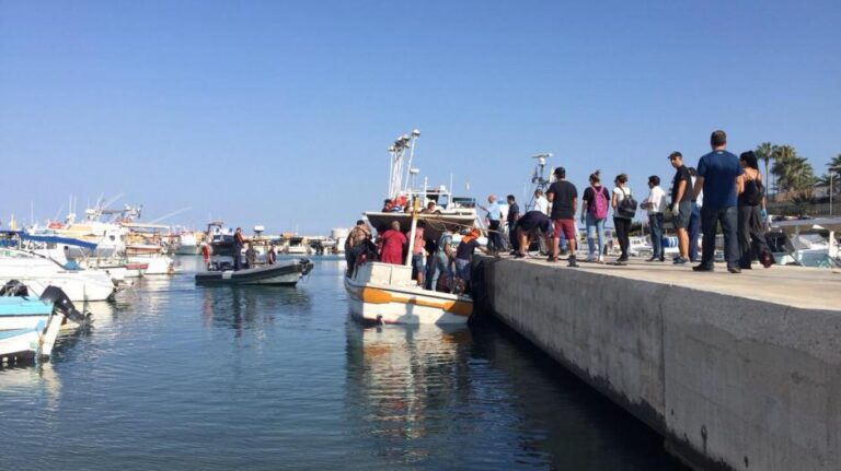 Στο Κέντρο Φιλοξενίας στην Κοκκινοτριμιθιά οι 101 μετανάστες από τη Συρία (VID)