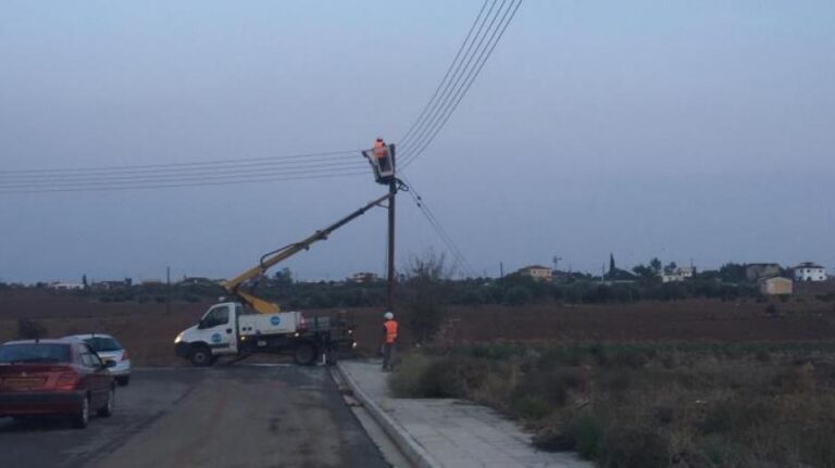 Η σφοδρή κακοκαιρία άφησε δεκάδες περιοχές χωρίς ρεύμα (ΒΙΝΤΕΟ&ΦΩΤΟ)