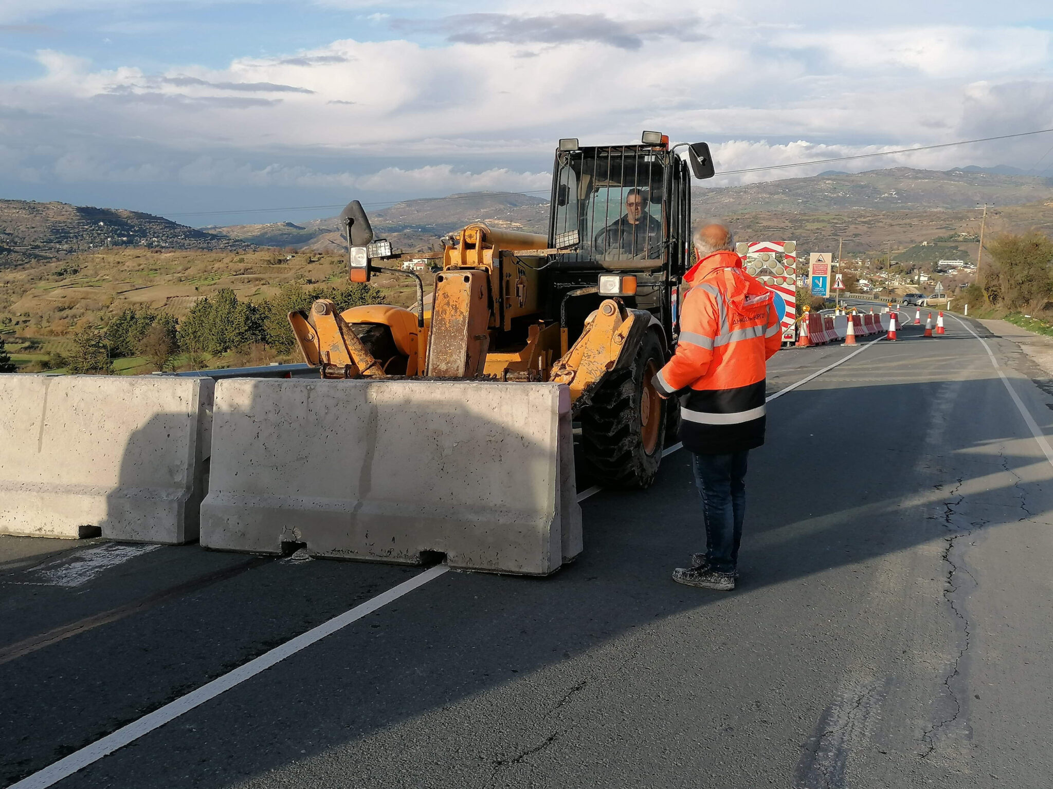 Οδηγοί μετακινούν τα τσιμεντομπλόκ έξω από τη Γιόλου και περνούν τον δρόμο (VID)