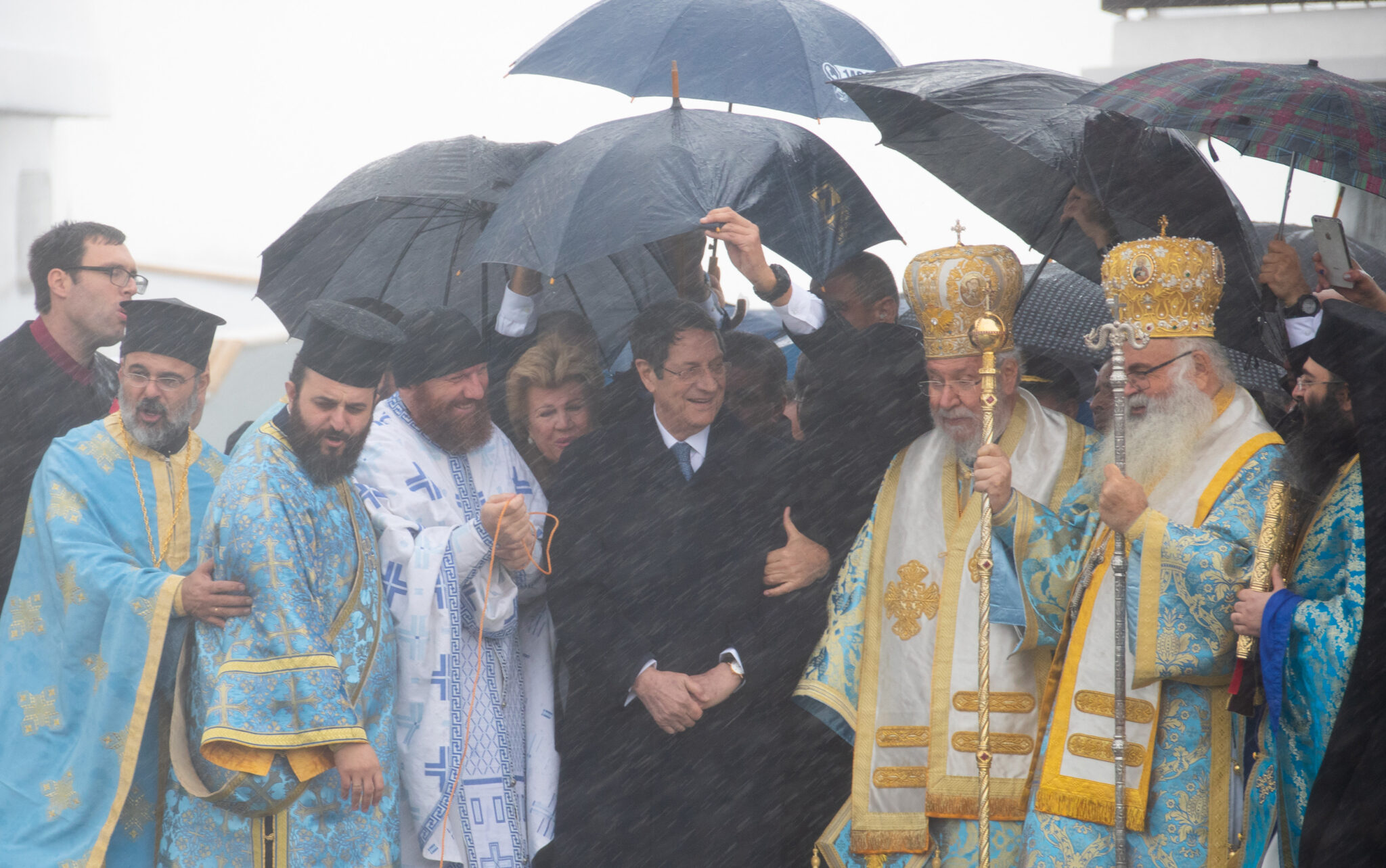 Καθαγιασμός υδάτων…υπό βροχή λόγω επιθυμίας του Αρχιεπισκόπου στην Πάφο (ΦΩΤΟ)