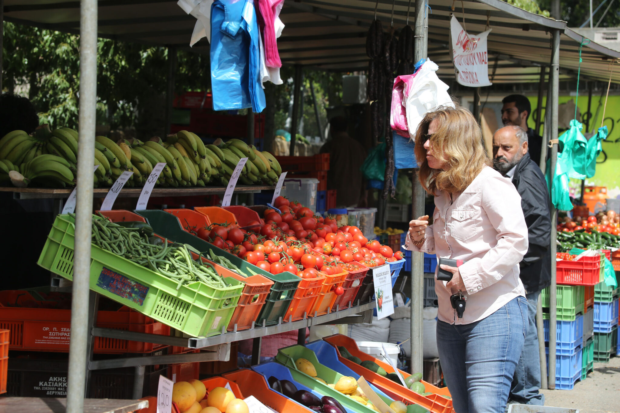 Διπλάσιες ή τριπλάσιες οι τιμές σε φρούτα και λαχανικά σε σχέση με πέρυσι (VID)