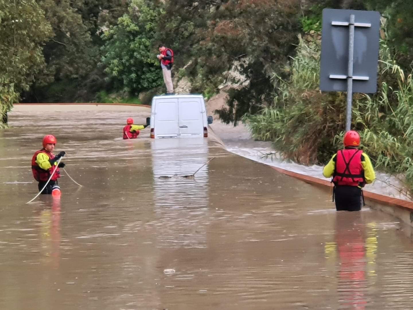 Στιγμές τρόμου για οδηγό που εγκλωβίστηκε στο όχημά του κοντά σε φράγμα (ΦΩΤΟ)